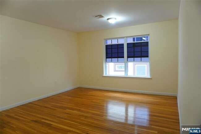 Building Photo - 492-494 Irvine Turner Boulevard Unit 3