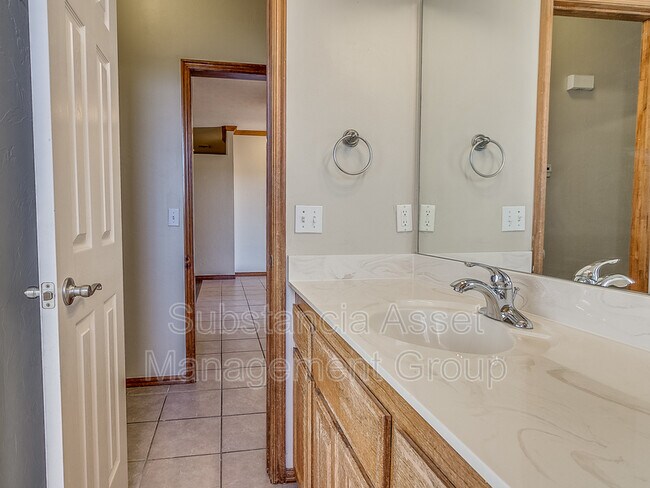 Building Photo - 901 NE 26th Ct