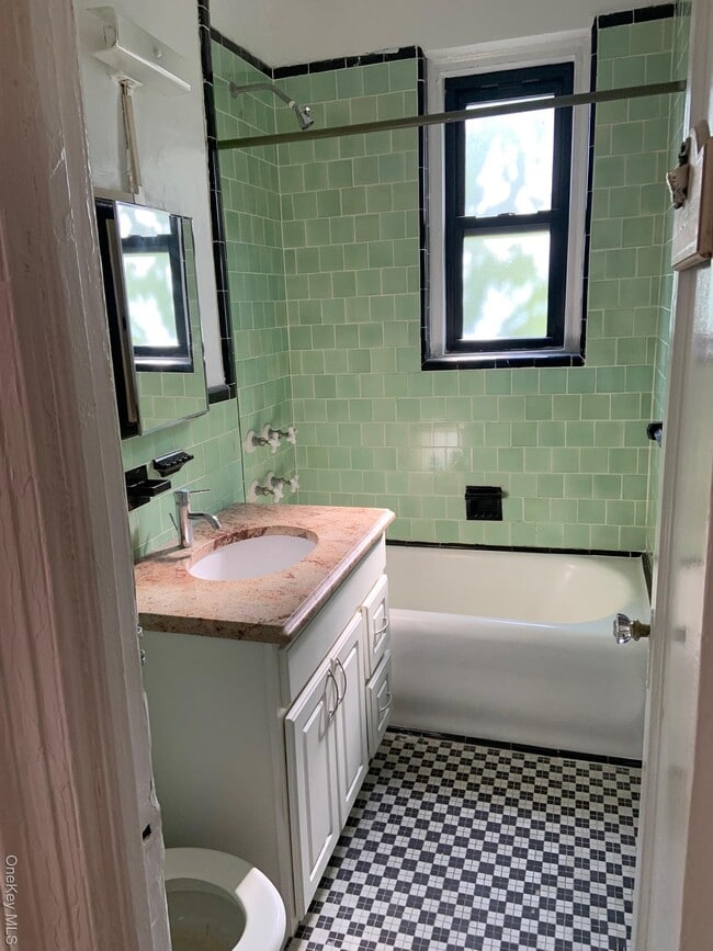 Building Photo - 77-20 Austin St