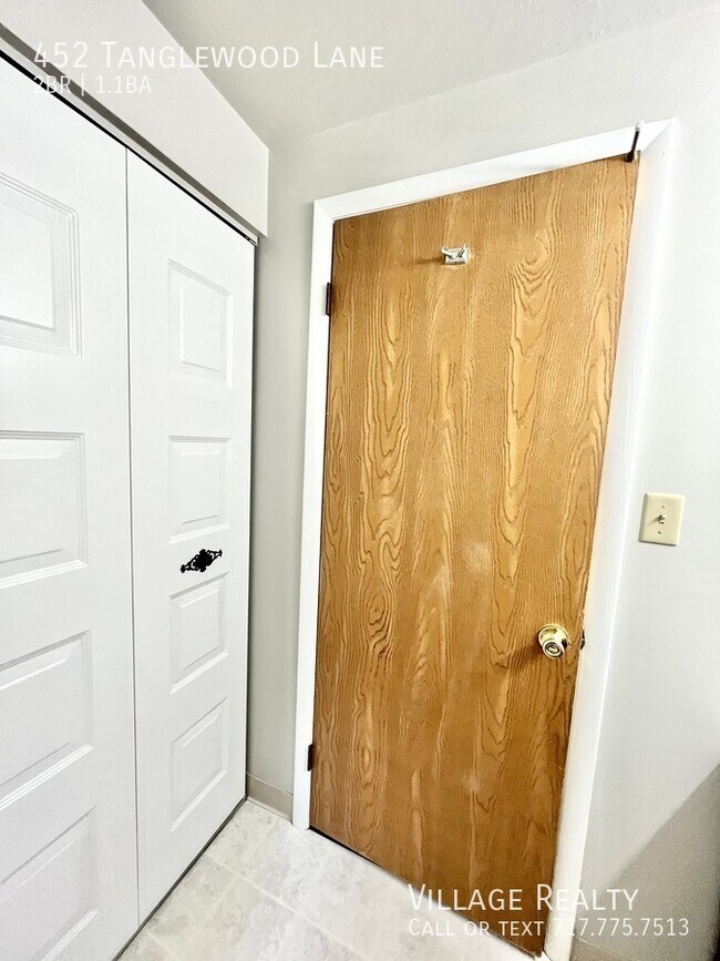 Building Photo - 452 Tanglewood Ln