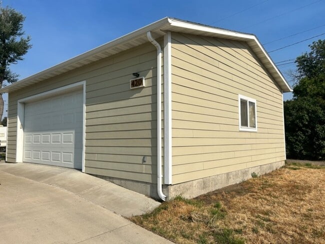 Building Photo - Updated 3-Bedroom Home In Great Neighborhood