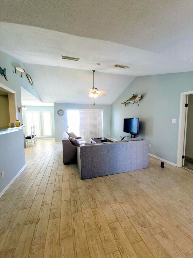 Building Photo - 500 Tiki Dr