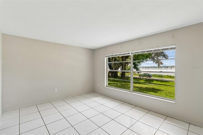 Building Photo - 400 E Silver Star Rd