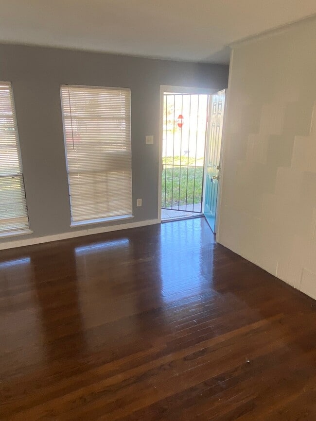 Building Photo - 5250 Kingsbury St