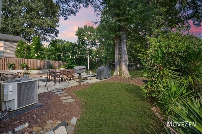 Building Photo - 1704 Dearmon Dr