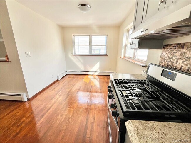 Building Photo - 66 Oak St