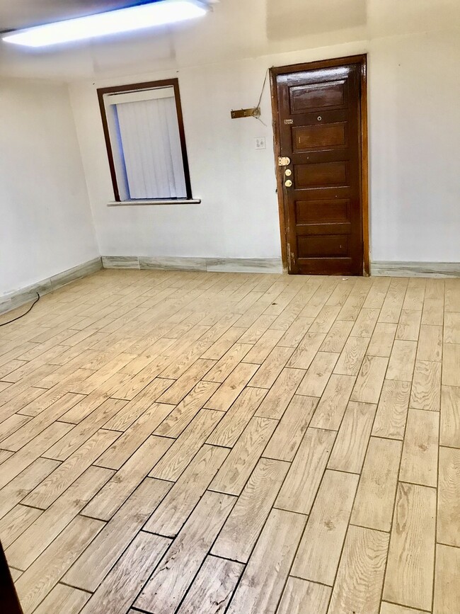 Building Photo - 1315 W 31st St