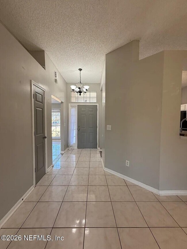 Building Photo - 913 Mackinaw Trail