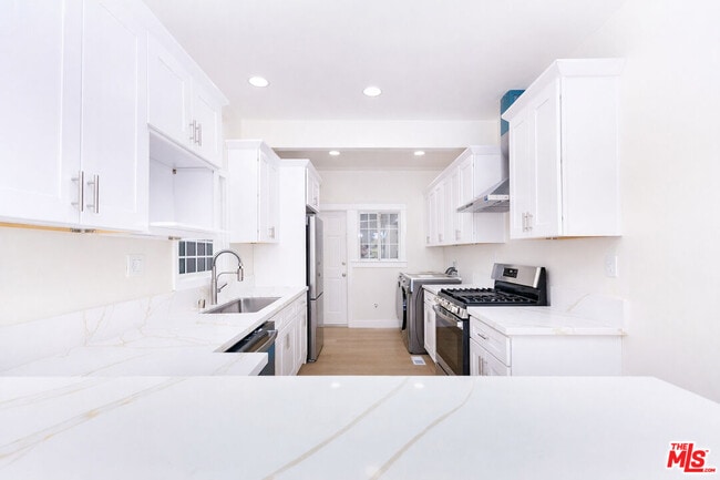 Building Photo - 1205 Oak Hill Ave