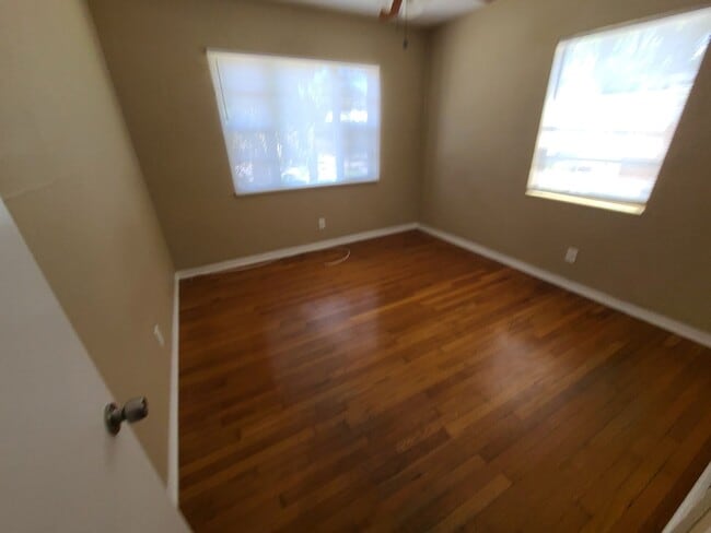 Building Photo - Three Bedroom One Bathroom House