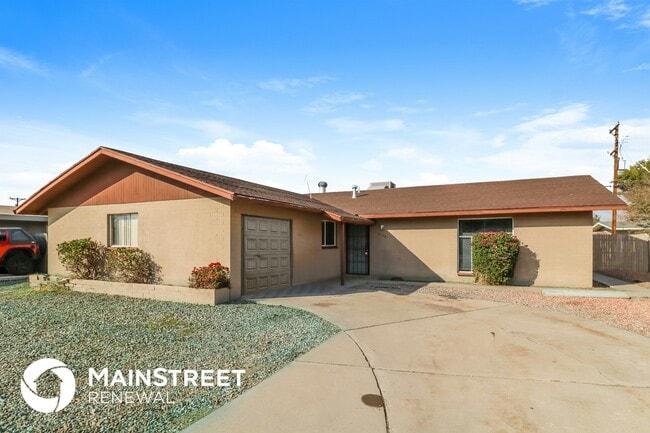 Building Photo - 6136 W Clarendon Ave