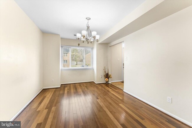 Building Photo - 5052 Cliffhaven Dr