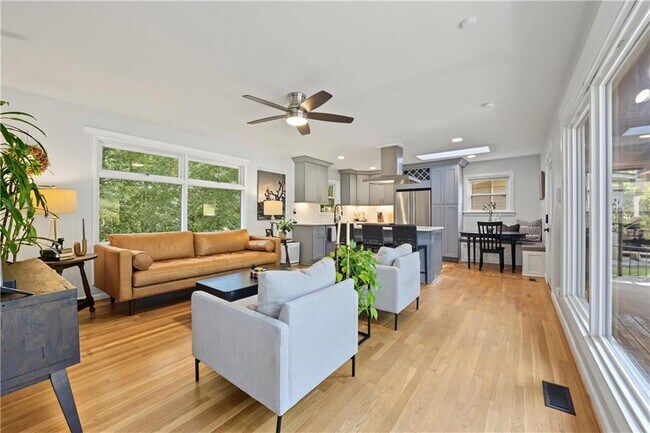 Building Photo - 3831 Greenhill Dr