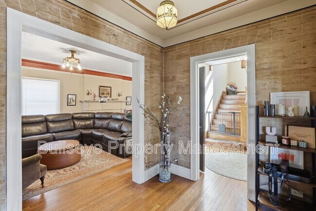 Building Photo - 525 W Lynwood St