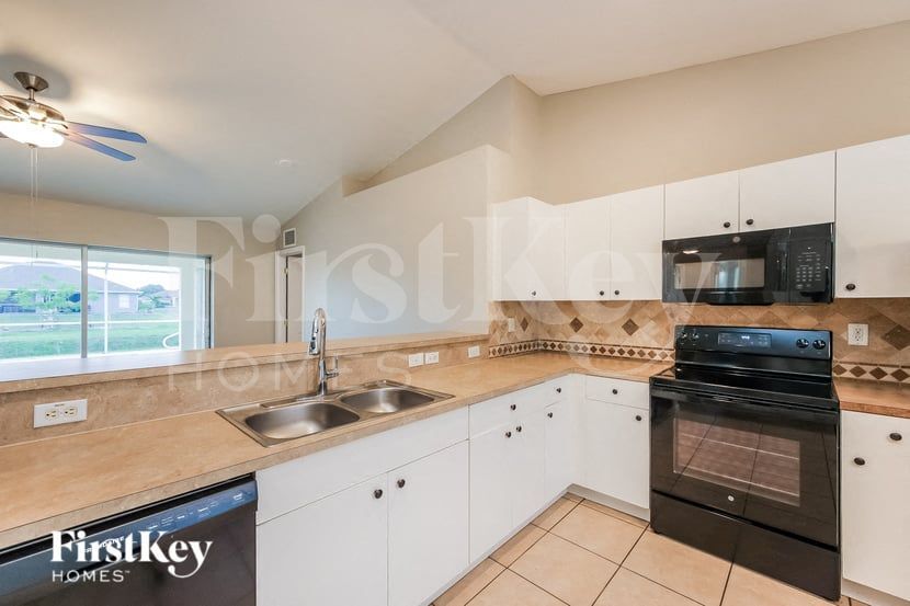 Building Photo - 1145 Edgewood St E