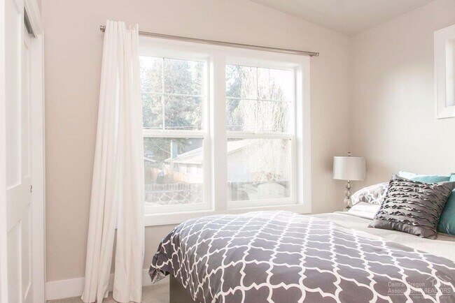 Building Photo - Darling Home Located in the Heart of NW Bend!