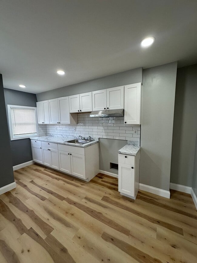 Building Photo - Fully renovated 2Bed/1 bath rowhome- Upper...