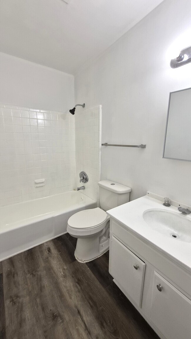 Building Photo - Well Maintained 2 Bedroom Townhouse with Move In Special!