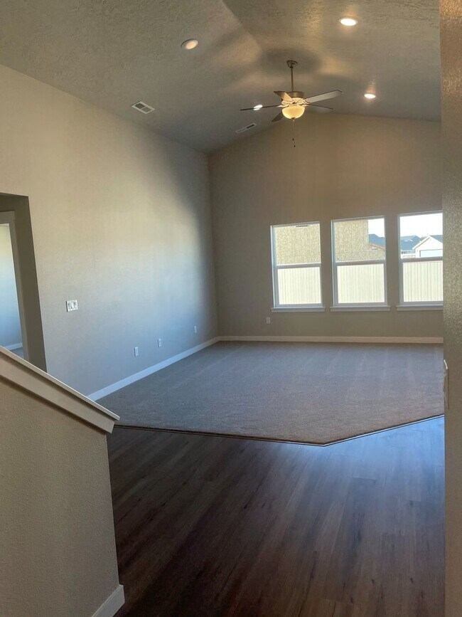 Building Photo - 4 bedroom 2 bath large loft area upstairs / All bedrooms downstairs