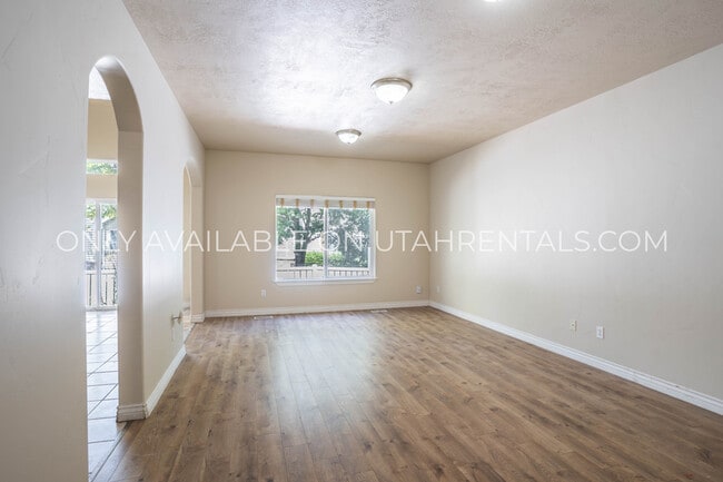 Building Photo - 1380 W Parkside Dr