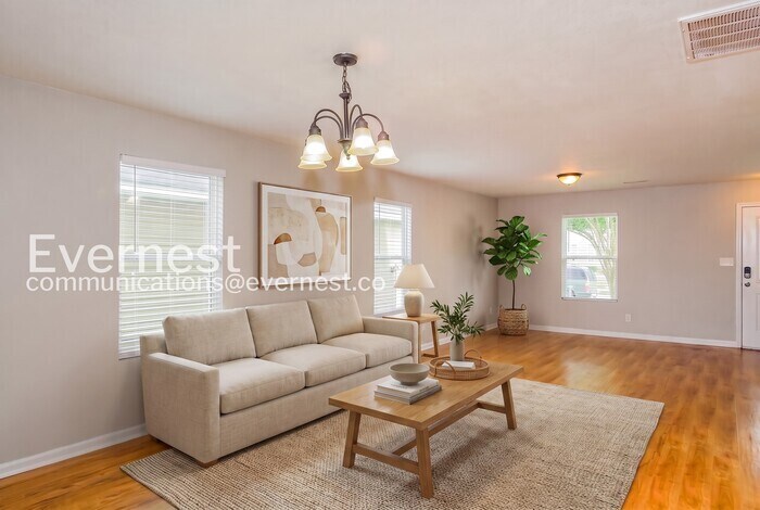 Building Photo - 201 Cloverbrook Dr