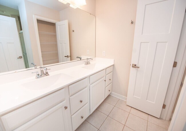 Building Photo - 3BR/2.5BA Modern Townhome on Spartanburg’s...
