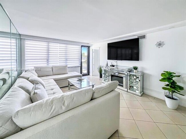 Building Photo - 5225 Collins Ave