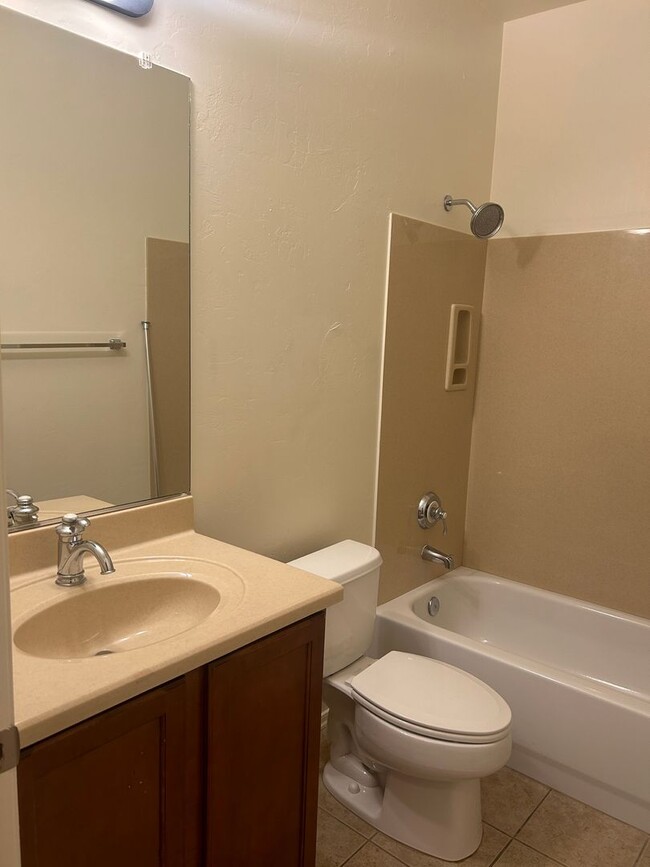 Building Photo - Fresh paint! New Carpets! 3 Bed 2 Bath hom...