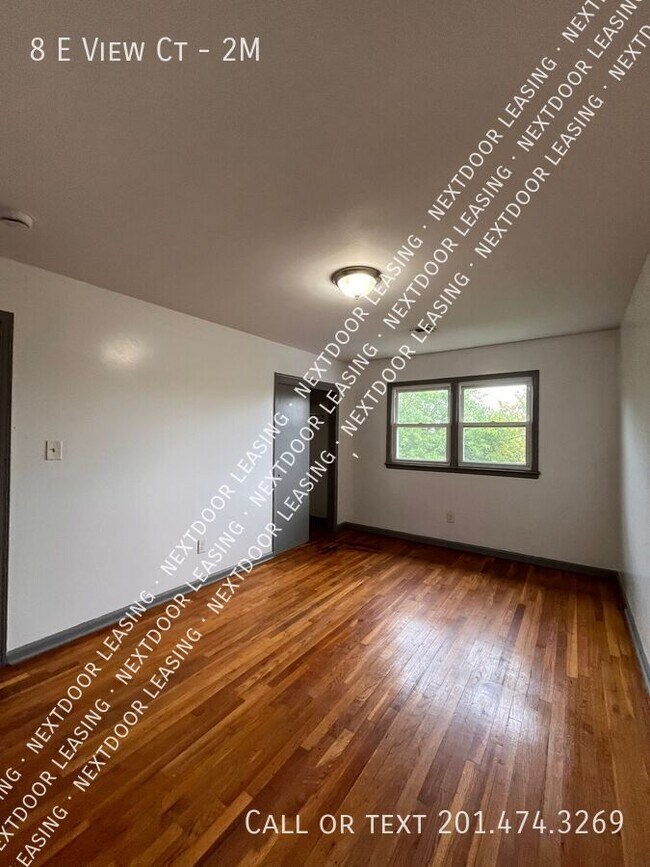 Building Photo - 8 E View Ct