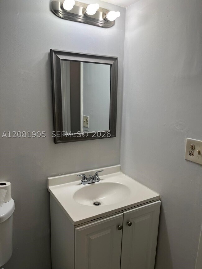 Building Photo - 2701 Riverside Dr