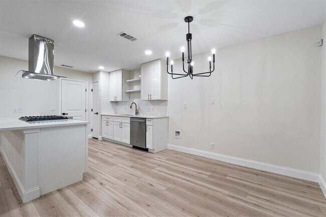 Building Photo - 304 Skyloop Dr