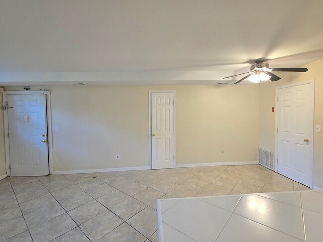 Building Photo - Updated and spacious garden (ground) floor apartment with 2-bedrooms & 1 full bathroom