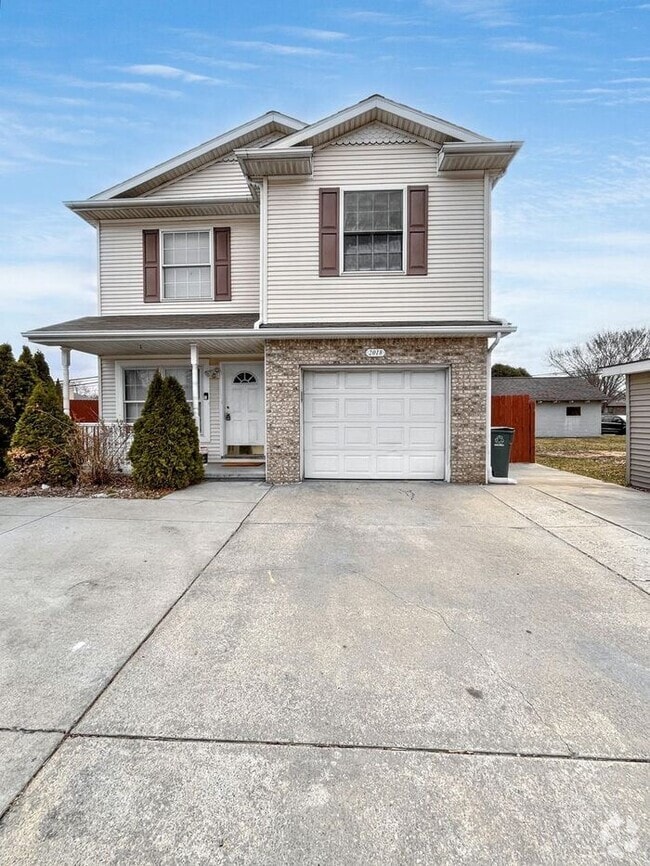 Building Photo - Charming 4-Bedroom Home in a Convenient Lo...