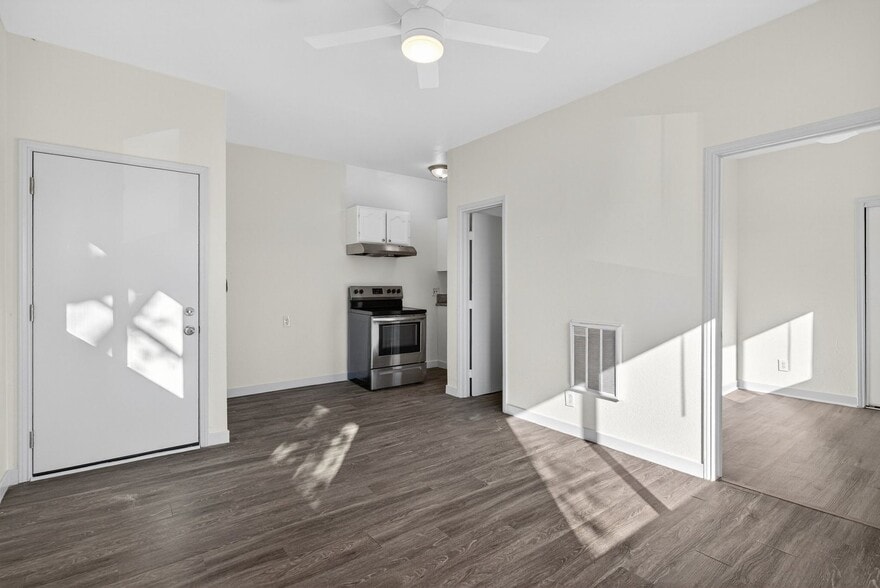 Building Photo - 2212 Myrtle Ave