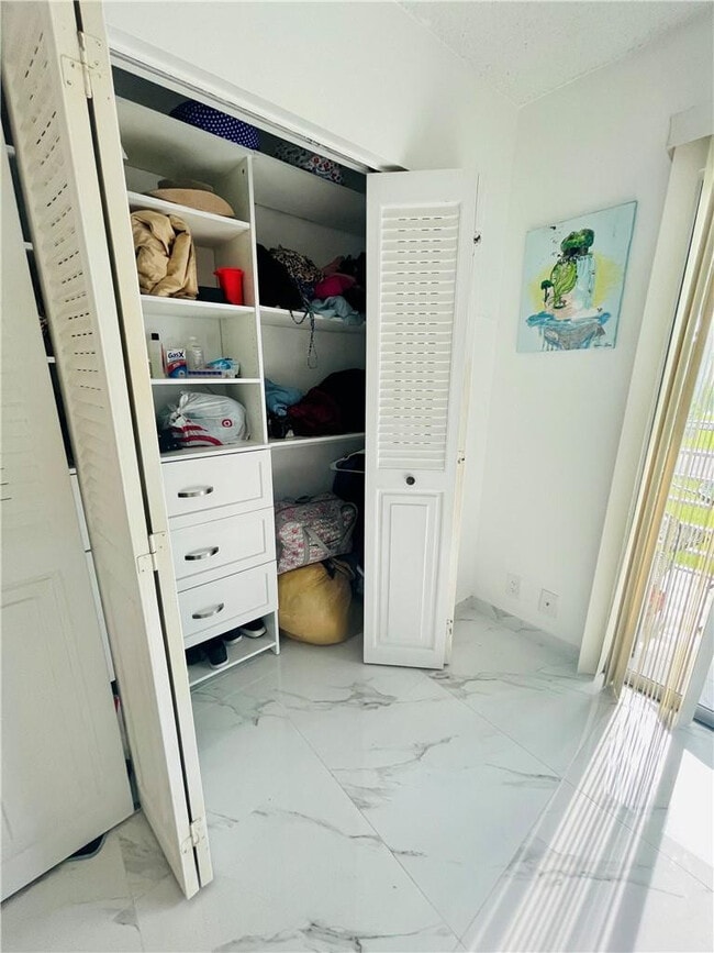 Building Photo - 446 Fanshaw K