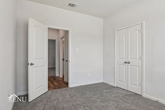 Building Photo - 300 Ridgeland Oak Dr