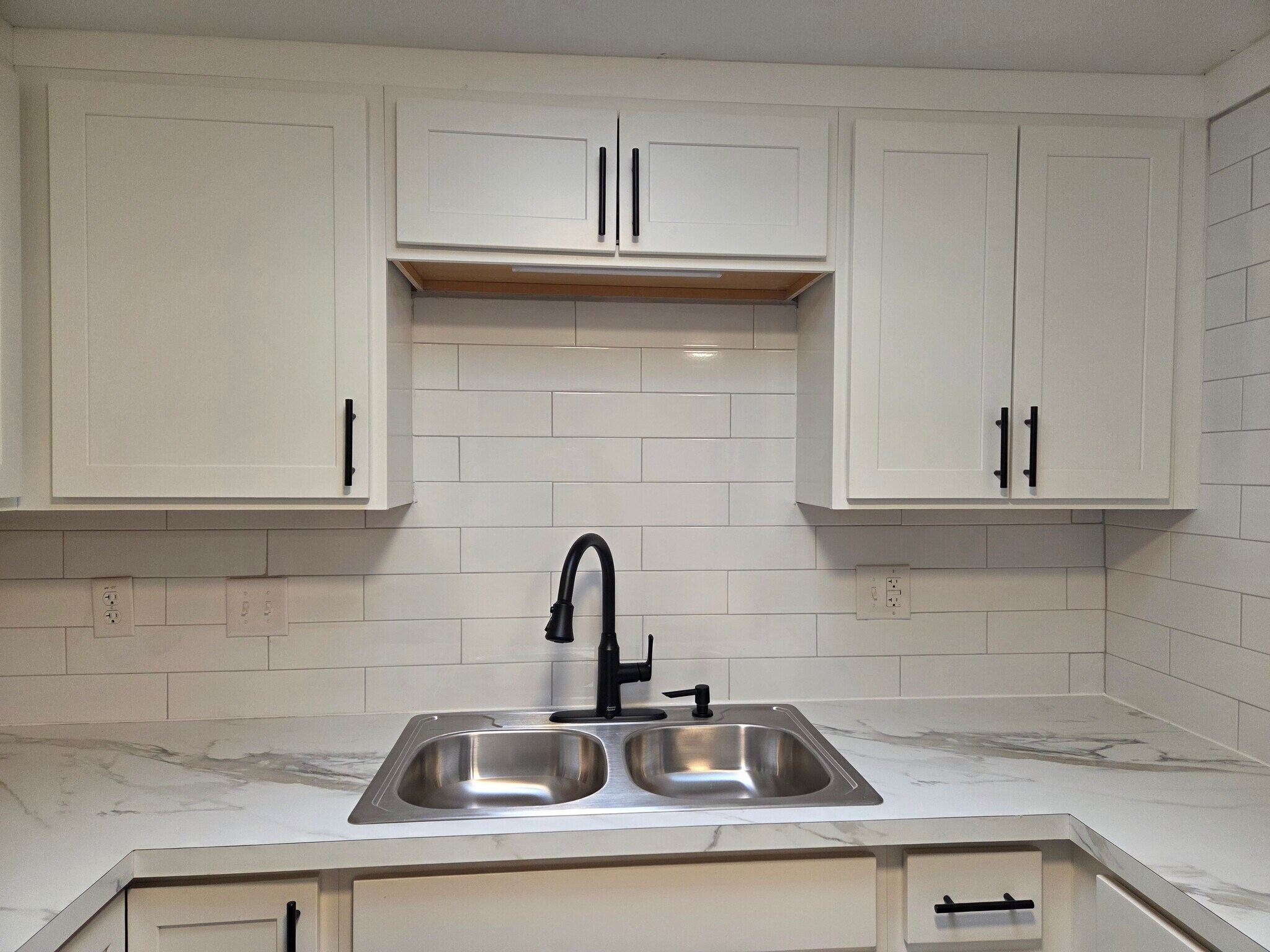 Building Photo - 763 Douglas St