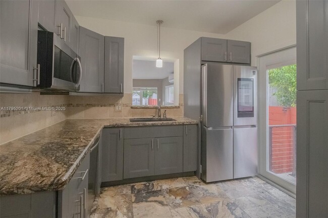 Building Photo - 3722 Royal Palm Ave