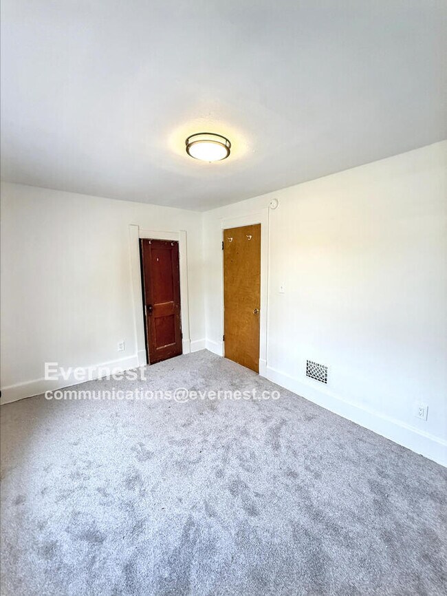Building Photo - 1124 Vinal St