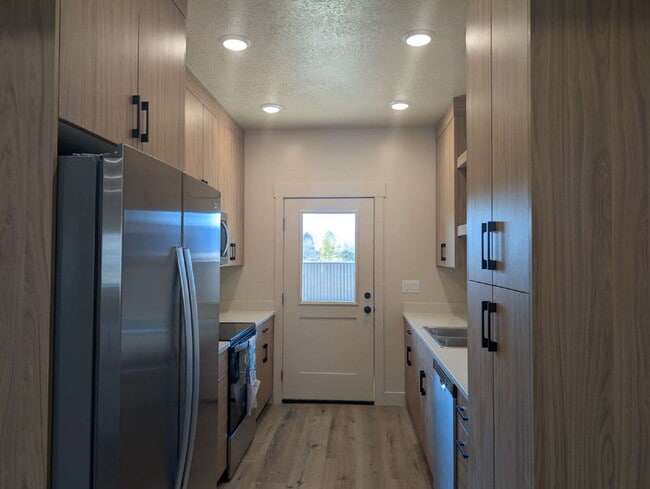 Building Photo - Quality 3 Bedroom 2 Bath