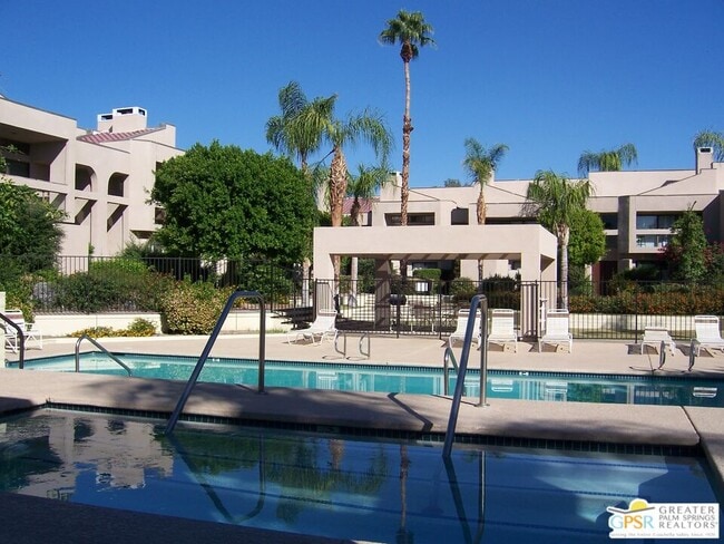 Building Photo - 882 Village Square N