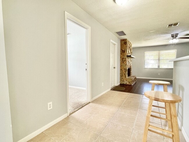 Building Photo - 3BR 1BA Annual Rental Available Now