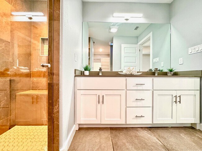 Building Photo - 1009 La Muralla St