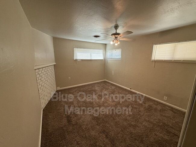 Building Photo - 310 Oak St