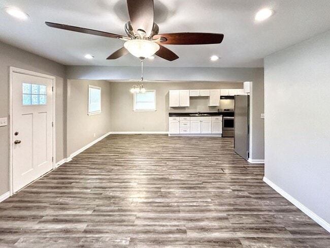 Building Photo - Charming 4-Bedroom Home with Fenced Yard a...
