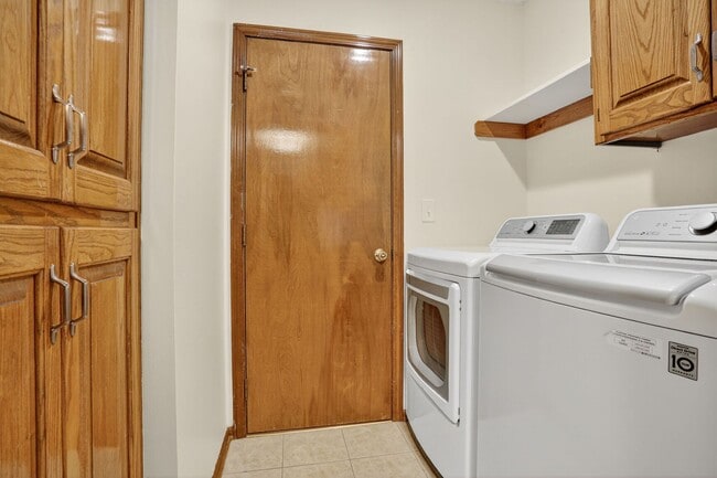 Building Photo - Updated 2 Bedroom 3 Bath townhome with ful...