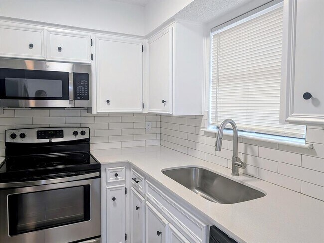 Building Photo - 905 E 51st St