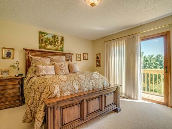 Building Photo - Beautiful 4 Bedroom 3 Bathroom Home With 2...