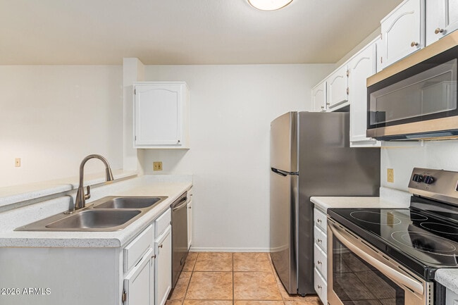 Building Photo - 625 S Westwood