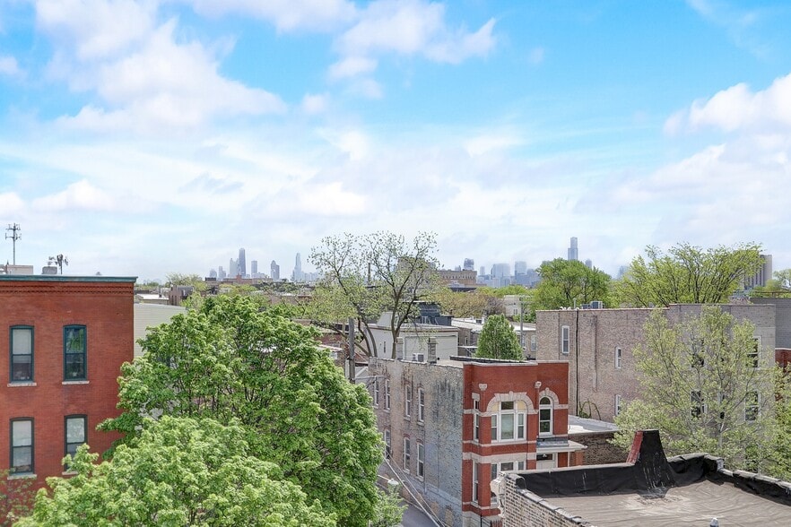 Building Photo - 2605 W North Ave
